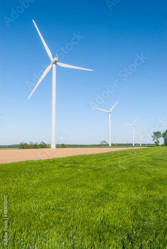 Parc éolien des Monts Bergerons dans la Somme..6 éoliennes de 2 mégawatts. Champ d'orge au 1er plan