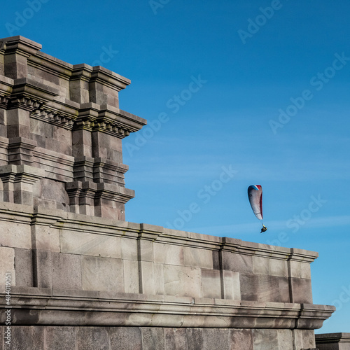 Temple de Mercure rénové - Andésite - Parapente joueur