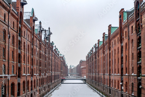 Die Speicherstadt in Hamburg im Winter mit viel Schnee © yourpix