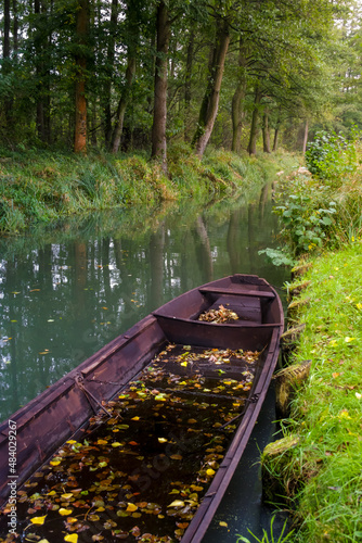 Verlassenes Boot im Herbst auf Fluss Spree im Spreewald, Brandenburg, Deutschland photo