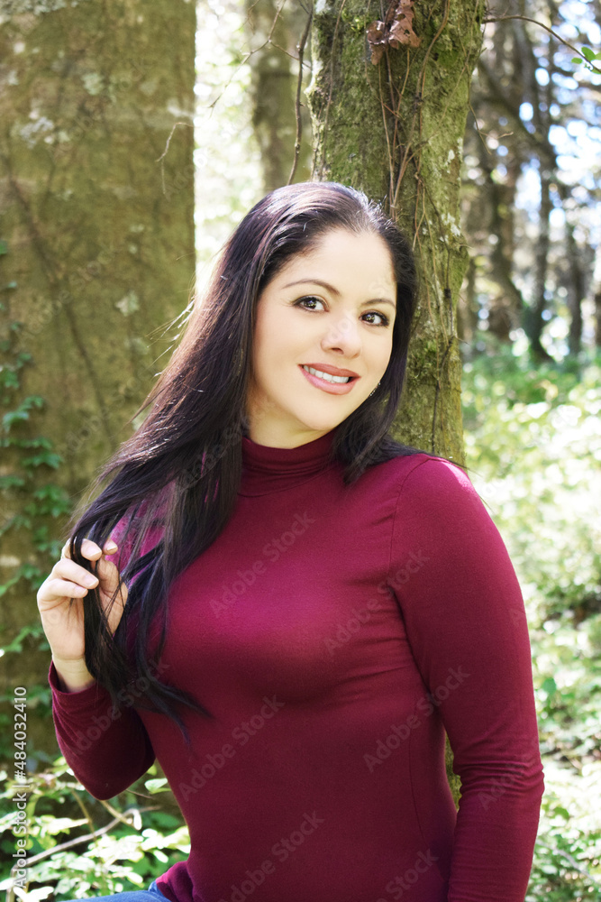 Mujer latina modelando una blusa morada. Mujer Guatemalteca con bonito cuerpo cabello negro largo en un ambiente natural. Mujer latina modelando una blusa morada. Mujer Guatemalteca con bonito cuerpo cabello negro largo en un ambiente natural.