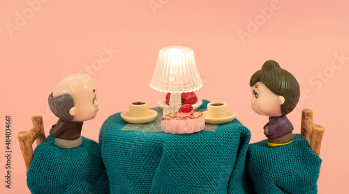 Canvas-taulu Toy old married couple on a romantic date drinking coffee