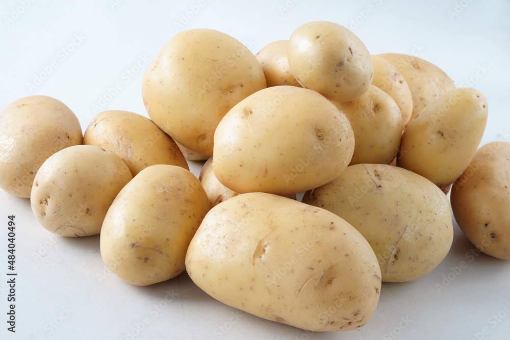 Raccolta di tubero di patata sulla tavola Raccolta di tubero di patata sulla tavola