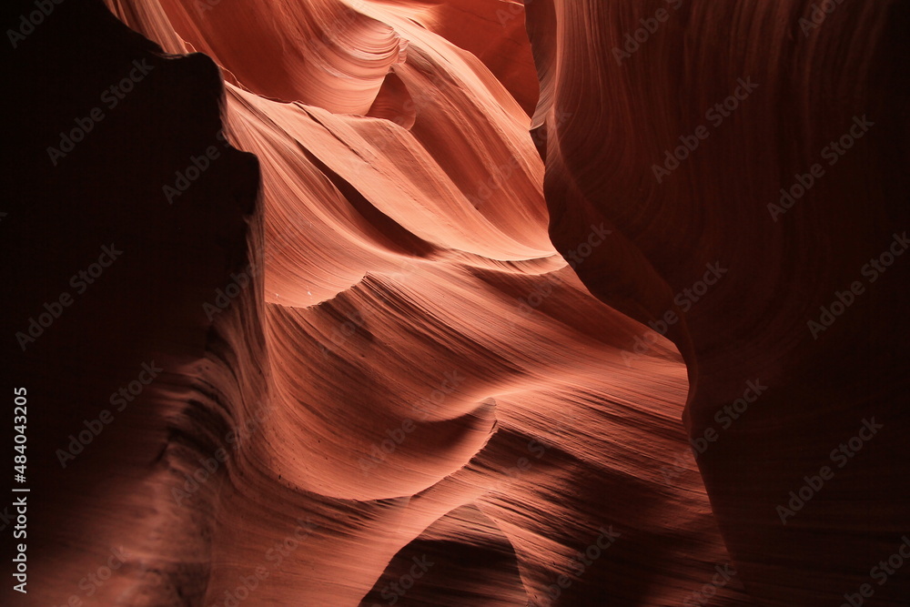 Φωτογραφία Bumps and dips on the walls of the red rocks of the Antelope Canyon