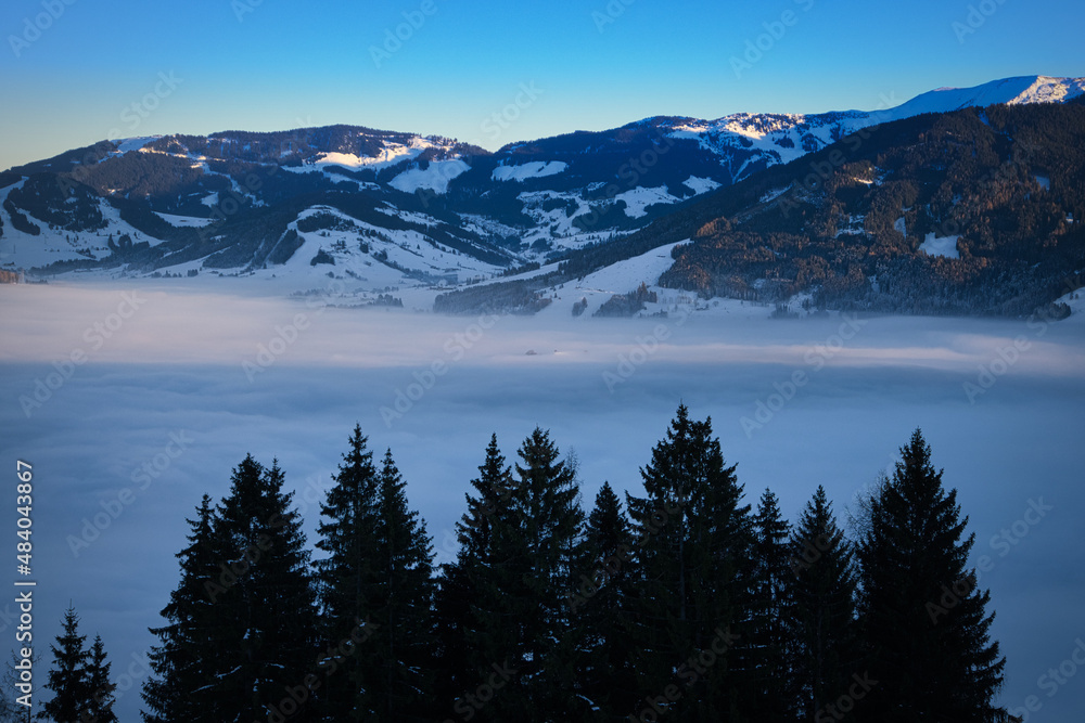 pinzgauer saalachtal bei saalfelden mit nebel aufgefüllt im sonnenuntergang vom biberg gesehen salzburg österreich, saalach valley at saalfelden drowned in a sea of fog