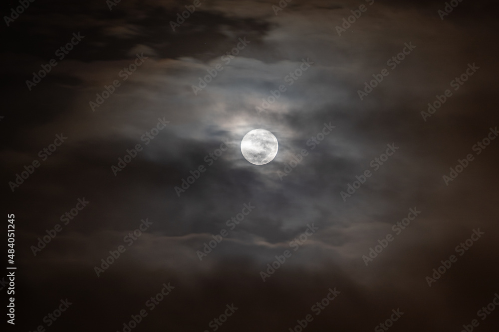 Luna entre las nubes
