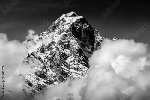 Sommet d'une montagne dans l'himalya au népal photo