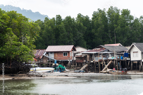 Holzhäuser in Asien auf Pfählen am Fluss