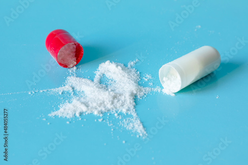 Billede på lærred a white powder, drug, or drug spilled out of the capsule shell