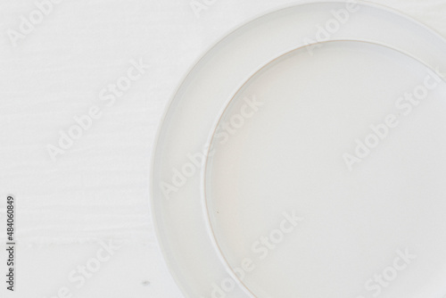 Platos blancos toma cenital