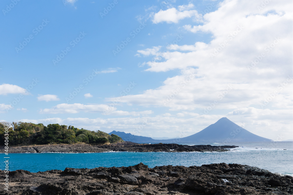 射楯兵主神社 、釜蓋神社から見る開聞岳	