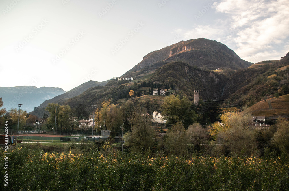 Le village de Bolzano dans les dolomites au nord de l'italie