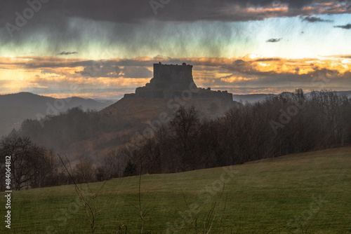 Chateau de murol en auvergne france photo