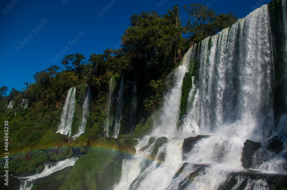Arc-en-ciel dans les chutes d'higuazu en argentine