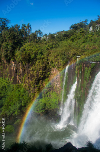 Arc-en-ciel dans les chutes d higuazu en argentine