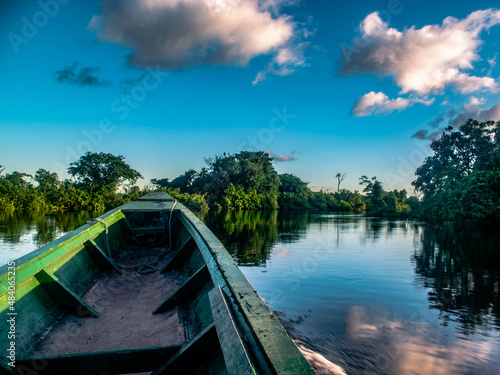 Fototapeta Naklejka Na Ścianę i Meble -  Une barque sur les rives de la forêt amazonienne au brésil 