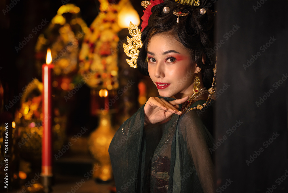 Fototapeta premium portrait of asian woman in traditional Chinese dress in Chinese shrine