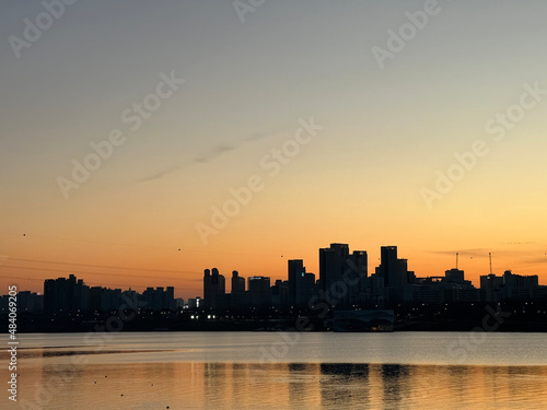 city skyline at sunrise © 지헌 장