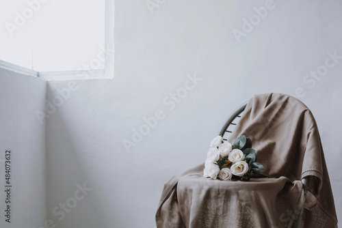 Fotografie Bouquet of roses on beige fabric with copy space