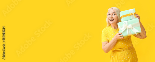 Smiling mature woman with g...