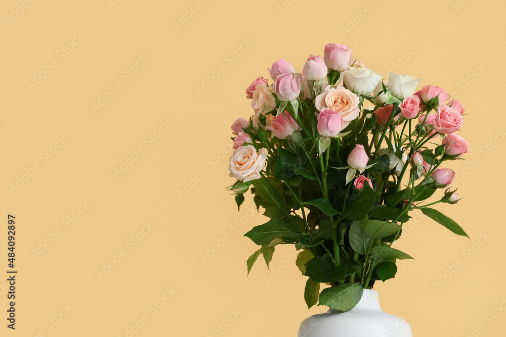 Vase with bouquet of beautiful fresh roses on color background