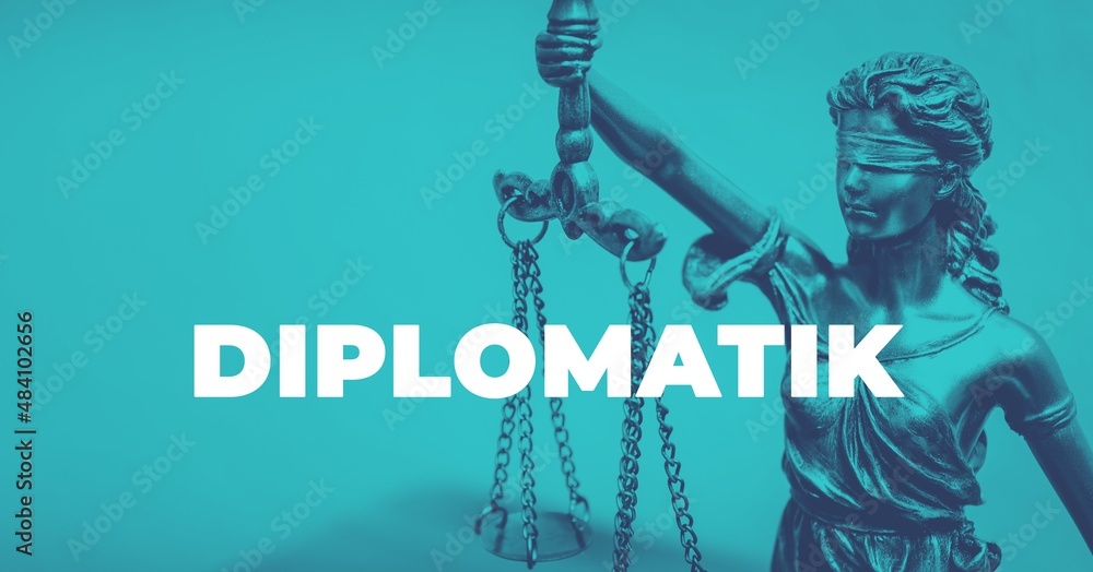 Naklejka premium Diplomatik. Close-up einer Justitia Statue. Duotone blau mit weißem Text. Symbol Recht und Anwalt.