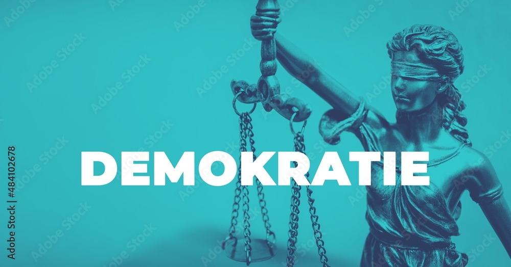 Naklejka premium Demokratie. Close-up einer Justitia Statue. Duotone blau mit weißem Text. Symbol Recht und Gesetz.