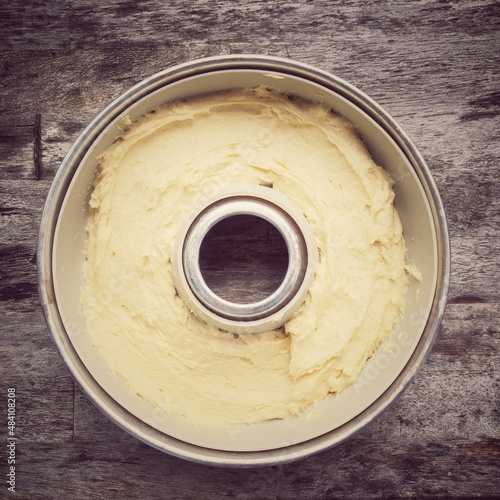 Vanillekuchen Rührteig in einer runden Backform photo