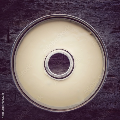 flüssige Käsekuchen Creme in einer runden Backform photo