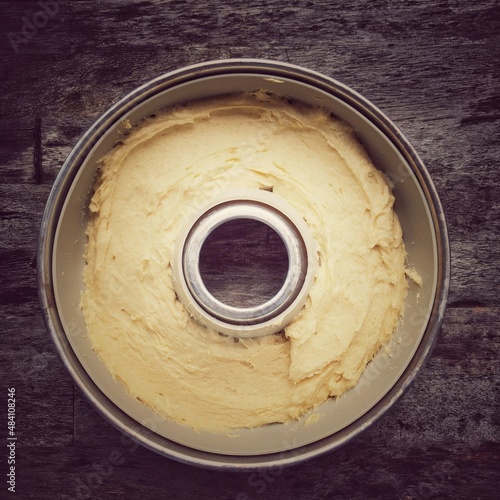 Vanillekuchen Rührteig in einer runden Backform photo