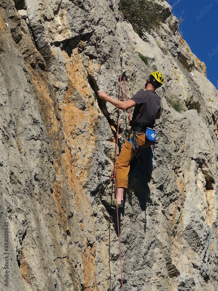 jeune grimpeur qui escalade sur rocher