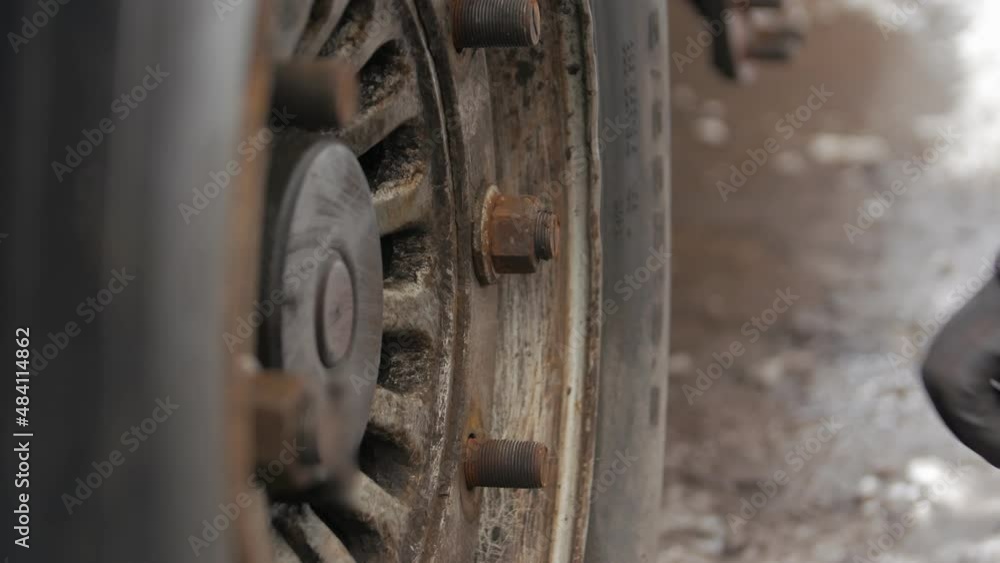 Tighten the wheel with a wrench truck service Tighten the wheel with a wrench truck service