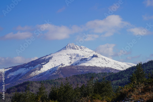 La montagne emblématique du Pays Basque, la Rhune enneigée