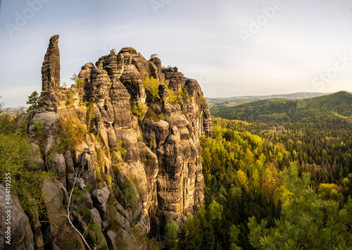 Wunderschöner Panoramablick in den Morgenstunden auf den Kletterfelsen „Tante“ am Mittleren Torstein, in den Schrammsteinen, die zum Nationalpark in der Sächsischen Schweiz, Elbsandgebirge, gehören.