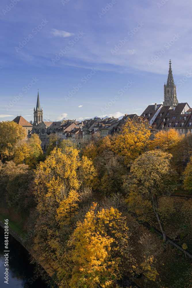 Bern im Herbst – Blick auf die Berner Altstadt und das Berner Münster