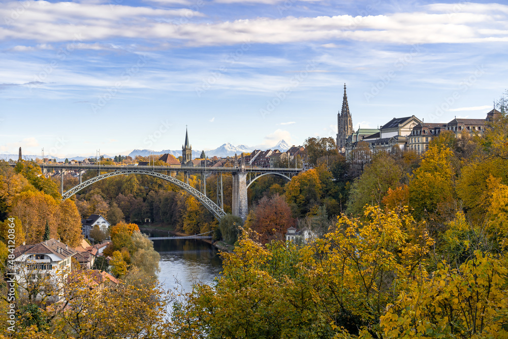 Bern im Herbst – Blick auf den Fluss Aare, die Kornhausbrücke und das Münster. Am Horizont sieht man die Berge vom Berner Oberland.