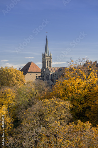 Bern im Herbst – Blick auf die Christkatholische Kirche St. Peter und Paul in der Berner Altstadt.