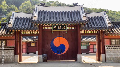 Bild auf Leinwand Gate of Hwaseong Haenggung Palace in the center of Hwaseong fortress in Suwon,