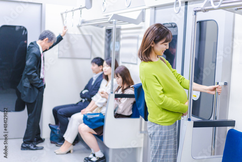 電車移動をする妊婦