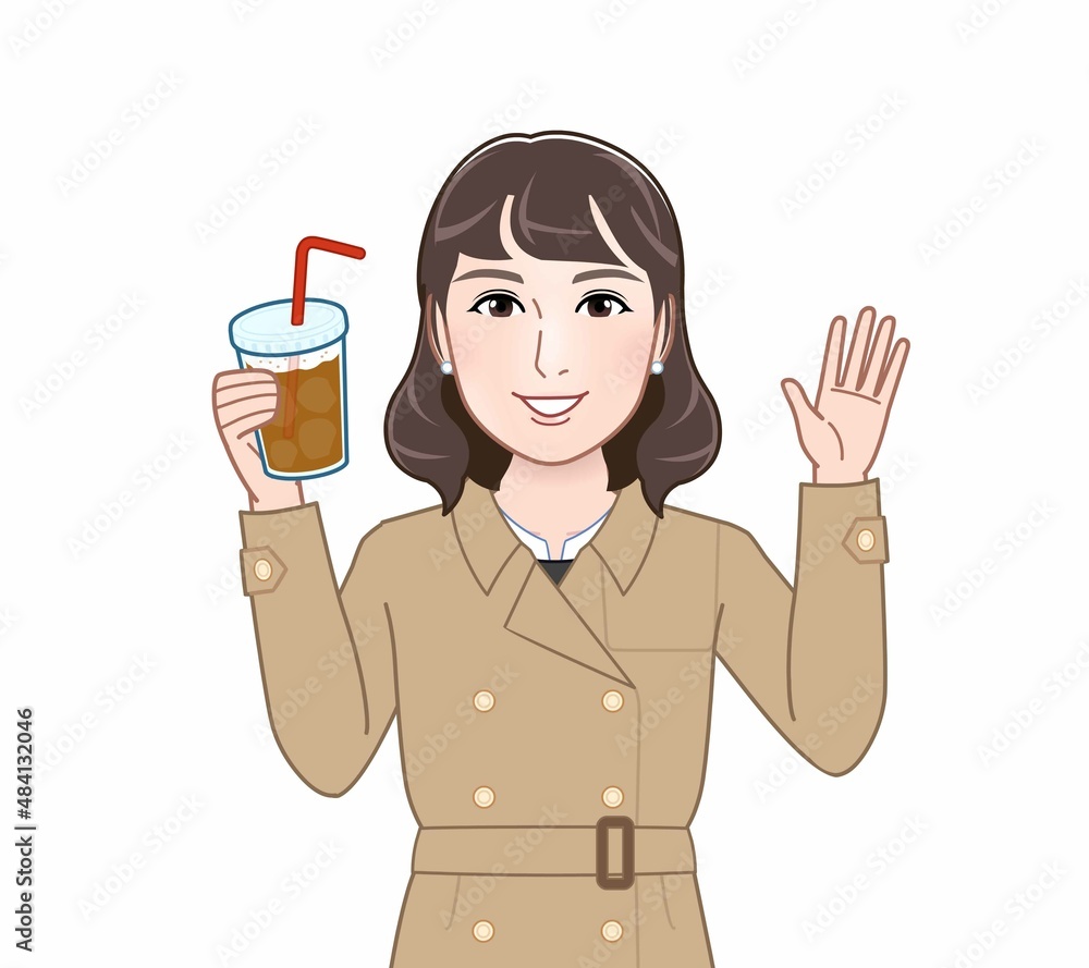 コーヒーを持って歩く女性