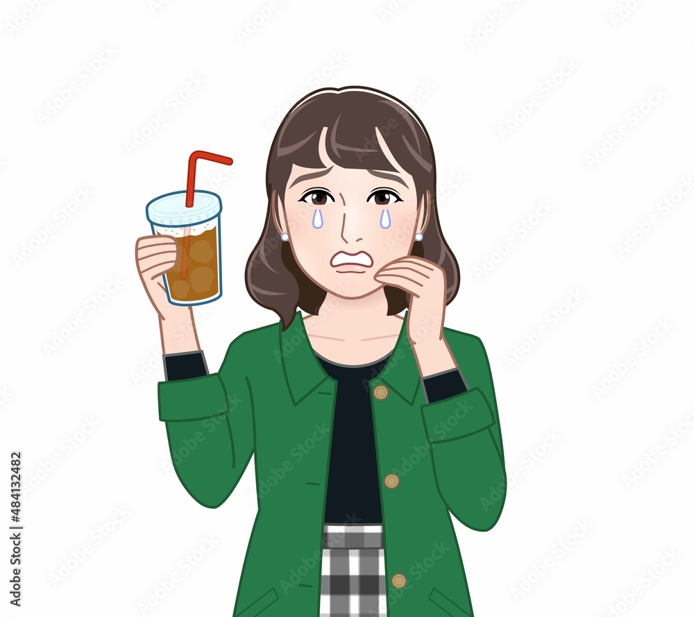 コーヒーを持って歩く女性