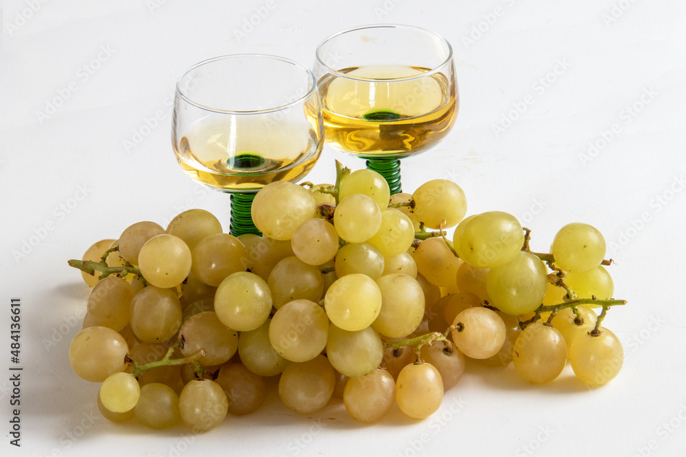 Grappes de raisin blanc et verres à vin d'Alsace sur fond blanc Grappes de raisin blanc et verres à vin d'Alsace sur fond blanc