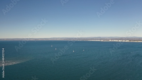 survol du port de plaisance de port Camargue en Occitanie dans le sud de la France © Lotharingia