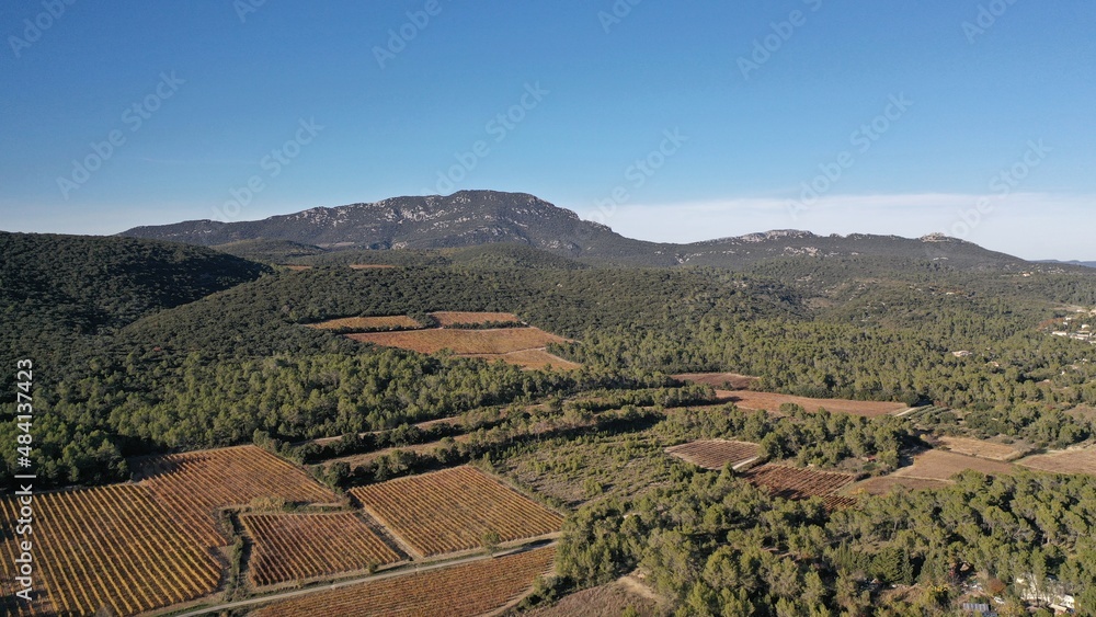 survol de l'arrière pays de Montpellier en Occitanie dans le sud de la France et les sources du Lez survol de l'arrière pays de Montpellier en Occitanie dans le sud de la France et les sources du Lez