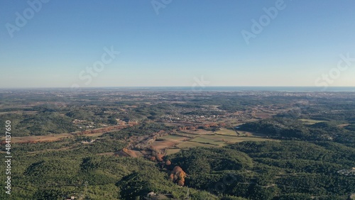 survol de l'arrière pays de Montpellier en Occitanie dans le sud de la France et les sources du Lez