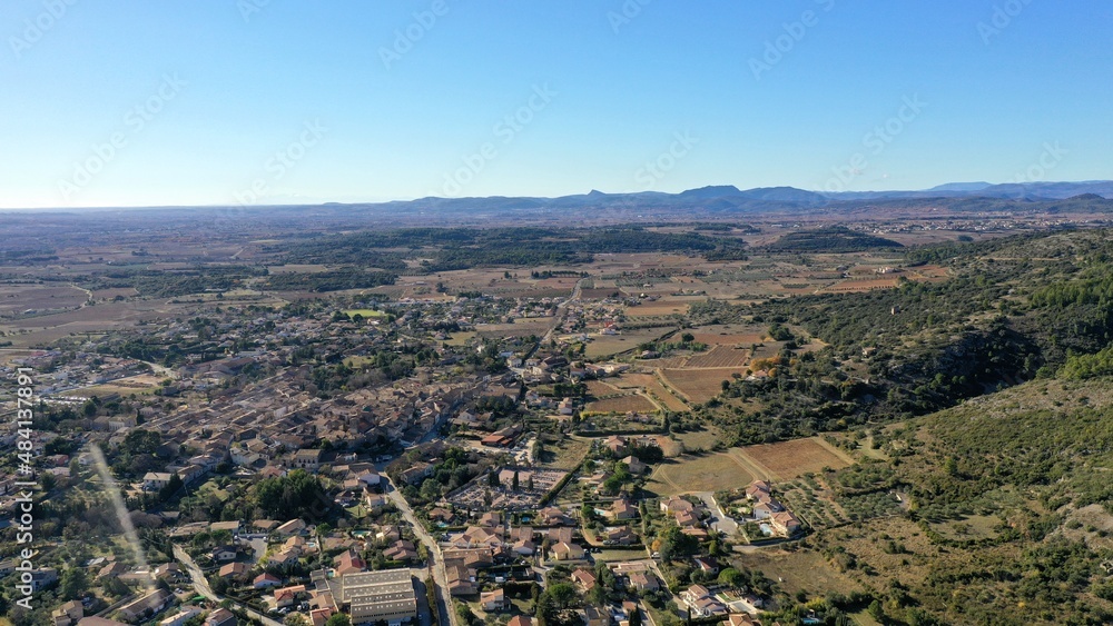 survol de l'arrière pays de Montpellier en Occitanie dans le sud de la France et les sources du Lez