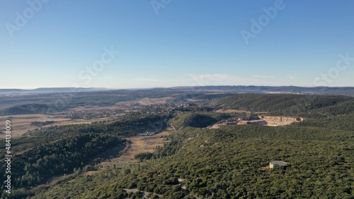 survol de l'arrière pays de Montpellier en Occitanie dans le sud de la France et les sources du Lez