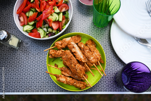 Lecker Essen beim Camping mit selbstgemachtem Salat und Fleisch bisschen am Grill mit der Familie in Schweden Skandinavienurlaub photo