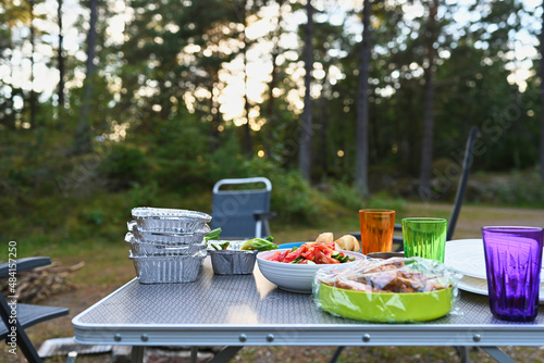 Lecker Essen beim Camping mit selbstgemachtem Salat und Fleisch bisschen am Grill mit der Familie in Schweden Skandinavienurlaub