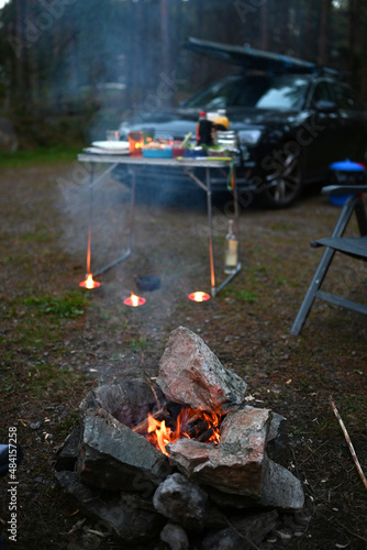 Lagerfeuer am Campingplatz im Urlaub in Schweden Norwegen Skandinavien mit Steinen und selbst gesammeltem Holz
